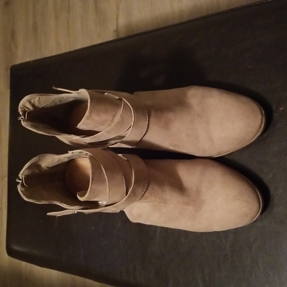 Tan boots - Picture 4 of 8